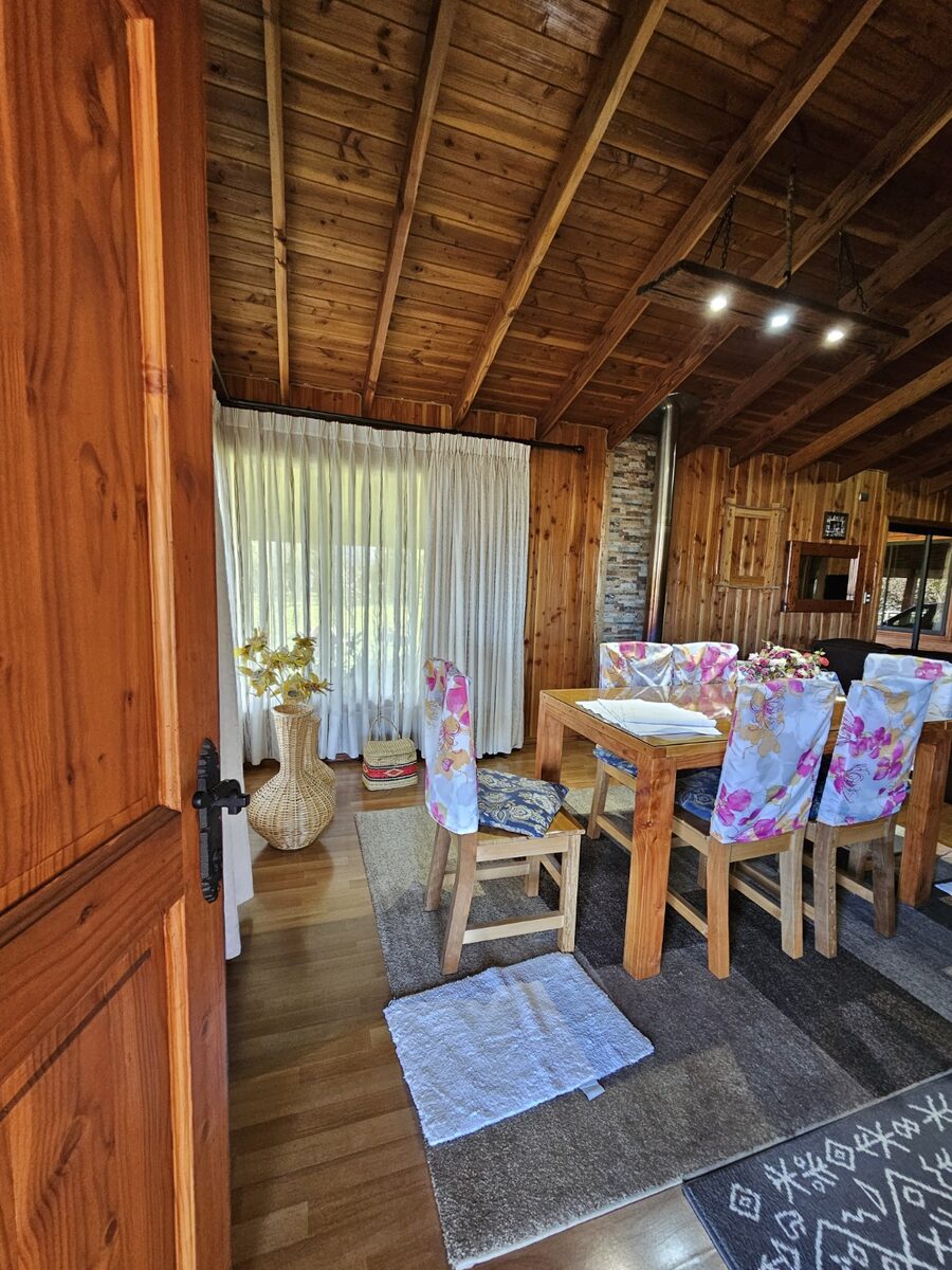 Interior de casa rústica en Malalhue