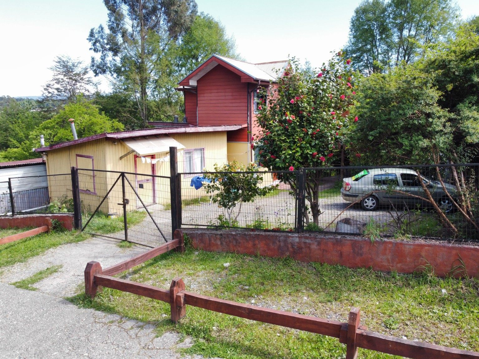 Vivienda de madera en propiedad urbana de Ramón Freire, Panguipulli