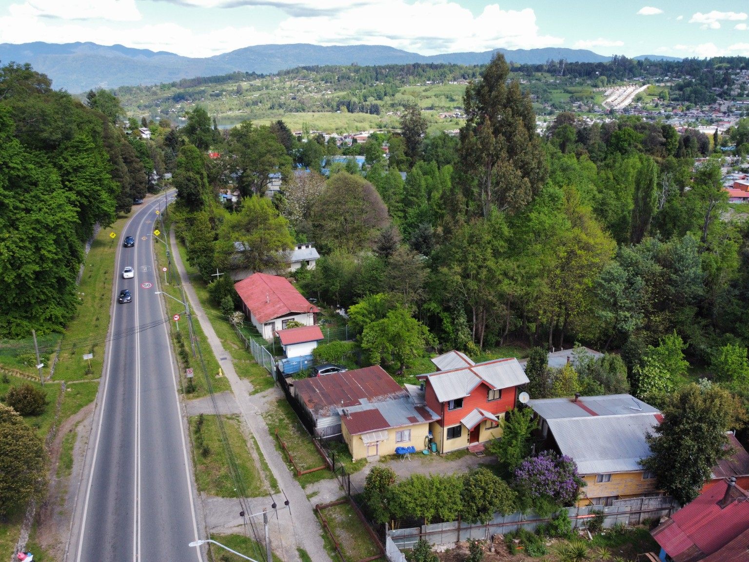 Vista aérea de la propiedad y calle Ramón Freire en Panguipulli