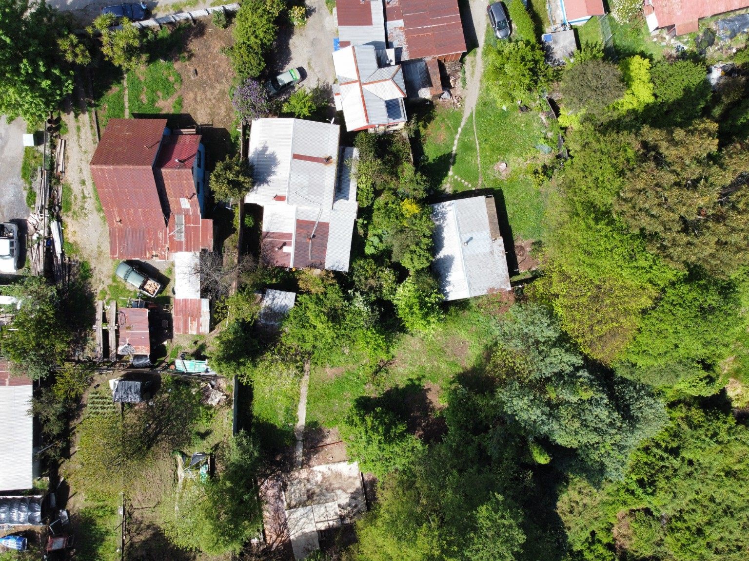 Vista aérea superior de construcciones y áreas exteriores