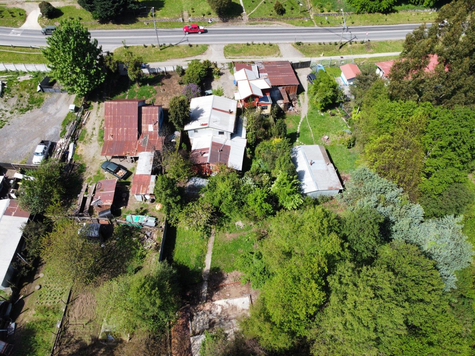 Vista aérea de construcciones y vegetación junto a Ramón Freire