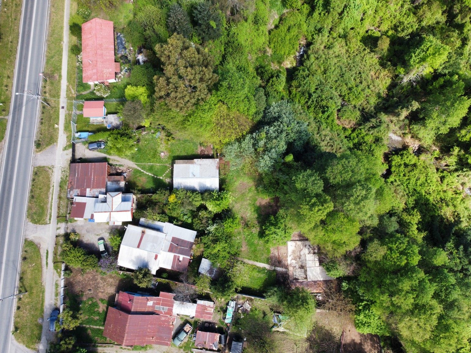 Vista aérea del entorno arbolado y construcciones próximas