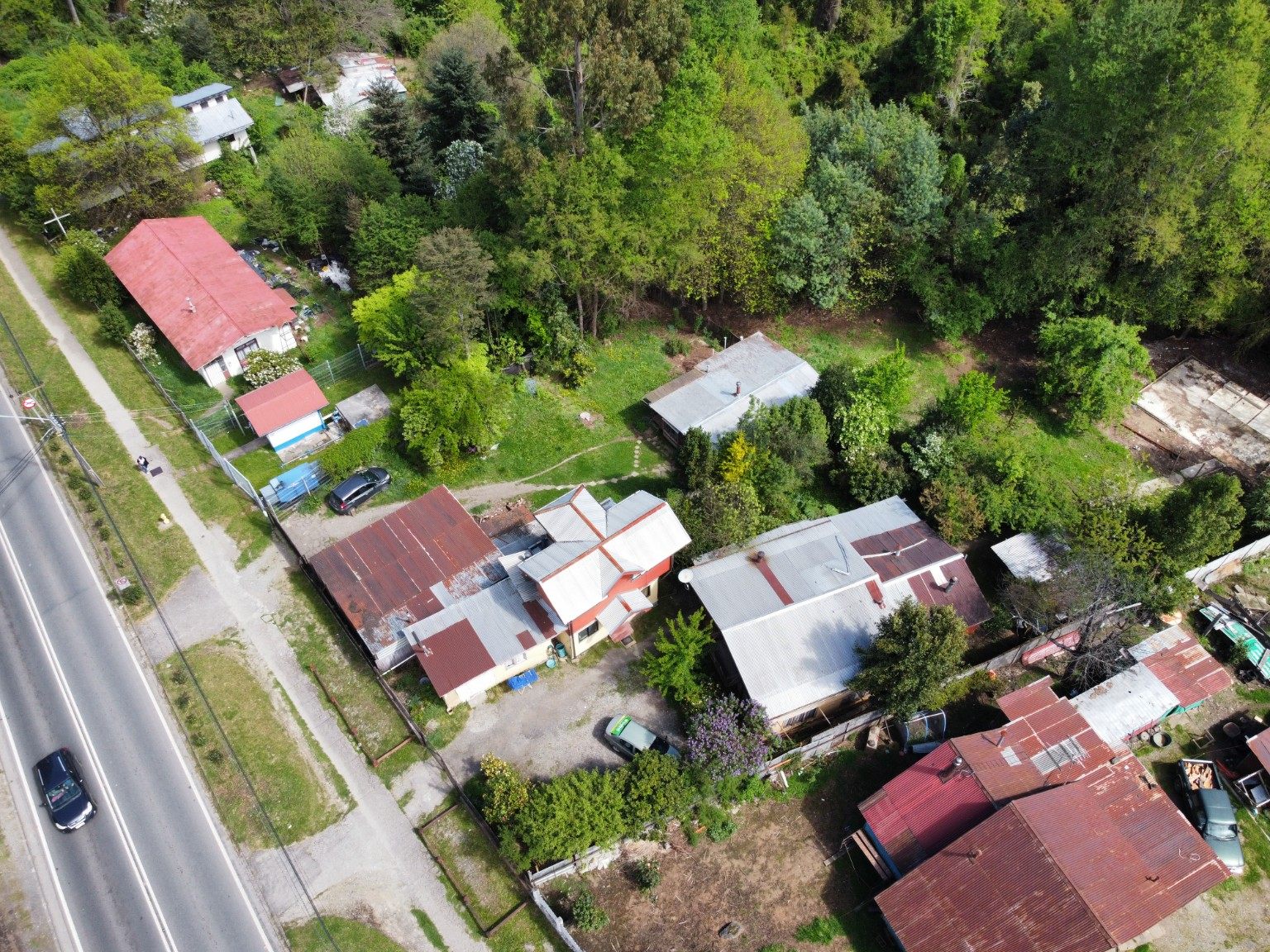 Vista aérea oblicua de la vivienda y áreas exteriores en Panguipulli